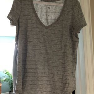 Lulu Love V neck T size 8